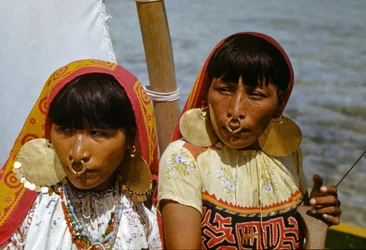 Frauen mit goldenen Nasenringen des Cuna-Stammes von Mulatas alias San-Blas-Inseln paddeln und s...
