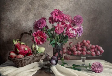 Dahlien- und Früchtestillleben