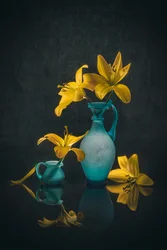 Goldene Lilien, petrolfarbene Vasen