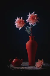 Rosa Dahlien, rote Vase