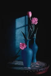 Rosa Tulpen und blaue Vasen