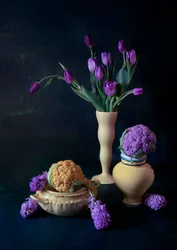 Violette Tulpen und Blumenkohl