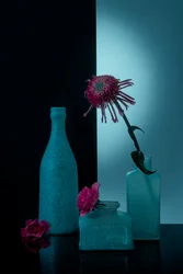 Blaugrüne Flaschen mit Blüten