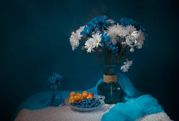 Türkisfarbene Obstschale mit Blumen