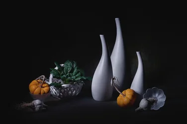 Weiße Vasen mit herbstlicher Ernte