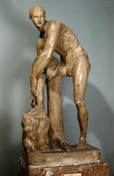 Hermes bindet seine Sandale, römische Kopie eines griechischen Originals, zugeschrieben Lysippos