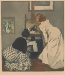 Zwei Frauen betrachten Drucke