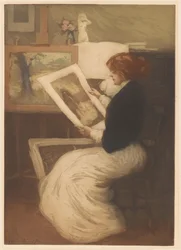 Frau betrachtet einen Druck