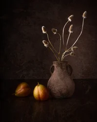 Dunkle Birnen und Blumen