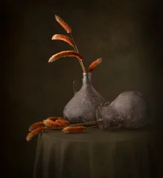 Stille Krüge und getrocknete Gräser