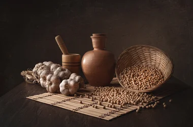 Rustikaler Knoblauch und Kichererbsen