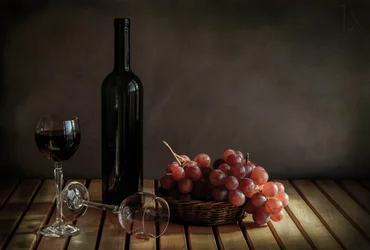 Rustikaler Wein und Trauben