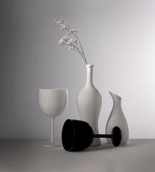 Weiße Vasen schwarzes Glas