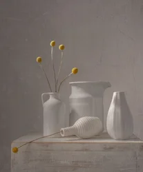 Weiße Vasen gelbe Blumen