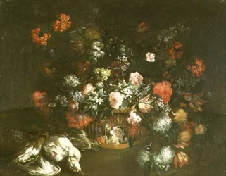 Rosen, Tulpen, Glockenblumen, Flieder und andere Blumen in einem Korb mit toten Vögeln