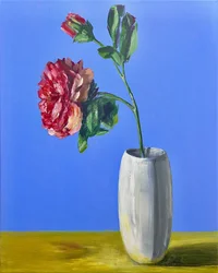 Rote Blume Blaues Stillleben