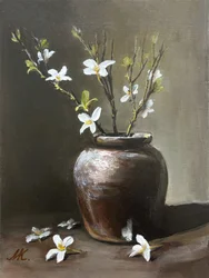 Rustikale Vase mit weißen Blumen