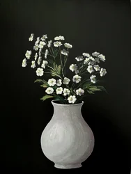 Weiße Blumenmalerei – Monochrome botanische Kunst in weißer Vase für Zuhause, Büro oder Geschenk - 010