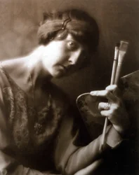 Halbporträt der Malerin Elisabeth Chaplin. Sie hält zwei Pinsel und eine Palette in der linken Hand