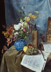 Arrangement mit Weinflasche, Blumen und Früchten