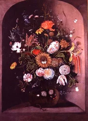 Gemischte Blumen in einer Glasschale in einer Nische mit einer Eidechse und einer Maus