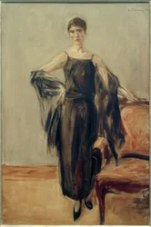 Genia Levine, stehend