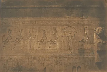 Skulpturen an der hinteren Fassade des großen Tempels von Dendérah Tentyris