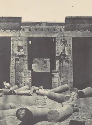 Theben. Mēdinet-Habou. Östlicher Teil des Peristyls des Palastes von Ramses-Mēiamoun, 1850