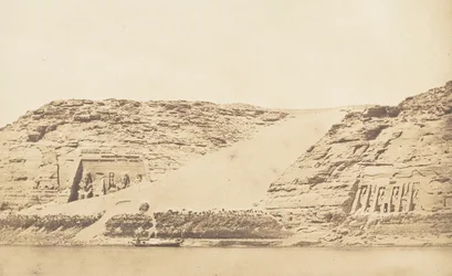 Allgemeine Ansicht der Spéos von Phré und Athor, in Abousembil, von der Insel aus gesehen, 29. März 1850