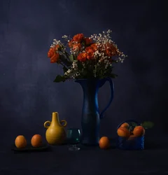 Stimmungsvolle Blumen und Aprikosen
