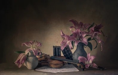 Düstere Lilien und Violine