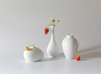 Erdbeeren und weiße Vasen