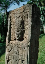 Detail einer Stele des Großen Platzes