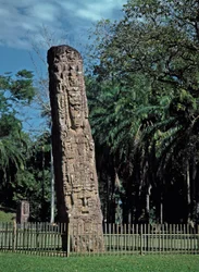 Detail der Stele F auf dem großen Platz (Detail)
