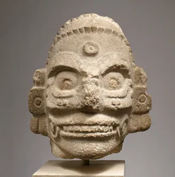 Kopf eines Regengottes, ca. 1000 (fossilhaltiger Kalkstein)