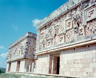Präkolumbianische Zivilisation: Blick auf die Stätte von Uxmal, antike Maya-Hauptstadt, Puuc-Stil. Nord-Yucatán 600-900 n. Chr.: Pyramide des Wahrsagers. Mexiko