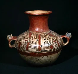 Graburne mit Löchern aus Utatlan (Cumarcaaj), Quiche, Guatemala, Zentralamerika, Postklassische Periode
