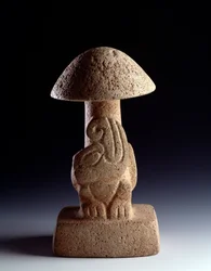 Präkolumbische Kunst, Maya-Zivilisation, vorklassische Periode: Basaltskulptur in Form eines Pilzes mit der Darstellung einer stilisierten Schlange