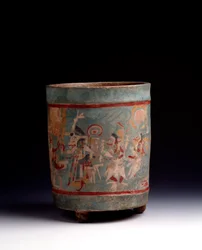 Präkolumbische Kunst, Maya-Zivilisation, klassische Periode: zylindrische Vase aus polychromem Ton, verziert mit einer Zeremonialszene mit Figuren in einer Prozession. Aus La Lagunita, Quiché, Guatemala. Maße: H. 24,1 x Durchm. 18,5 cm. Guatemala