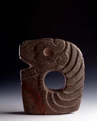 Präkolumbische Kunst, Maya-Zivilisation, klassische Periode: zoomorphe Axt aus behauenem Stein, die eine stilisierte Schlange darstellt. Aus Bolivia, Escuintla, Guatemala. Maße: 25 x Breite 21 cm. Guatemala, Museo Nazionale di Archeologia e Etnologia