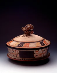Präkolumbische Kunst, Maya-Zivilisation, frühe klassische Periode: Tongefäß mit Deckel, verziert mit einem Jaguarkopf. Aus Tikal, Guatemala. Maße: Höhe 26,5 x Breite 31 cm. Guatemala, Museo Nacional de Arqueología y Etnología