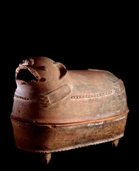 Präkolumbianische Kunst, Maya-Zivilisation, Spätklassik: Bestattungsurne aus Ton mit einem jaguarförmigen Deckel. Aus Nebaj, Guatemala. Guatemala, Museo Nazionale di Archeologia e Etnologia