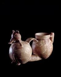 Präkolumbische Kunst, Maya-Zivilisation, präklassische Periode: doppeltes Tongefäß, dessen eines Element die Form eines Nasenbären hat und dessen anderes schlicht ist. Aus Kaminaljuyú, Guatemala. Maße: H. 16 x B. 30,5 cm. Guatemala, Nationalmuseum für