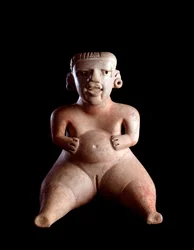 Präkolumbische Kunst, Maya-Zivilisation, präklassische Periode: Tonstatuette einer sitzenden Frau mit geschwollenem Bauch und gespreizten Beinen (Gebärende?). Aus Kaminaljuyú, Guatemala. 19 x 25 cm. Guatemala, Museo Nacional de Arqueología y Etnología