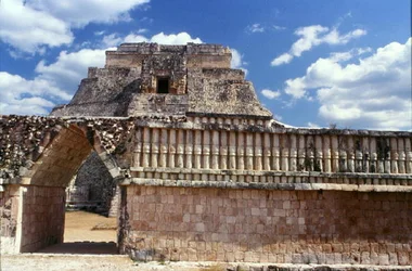 Das Haus der Vögel mit der Pyramide des Magiers dahinter, Spätklassische Maya, ca. 700-900 n. Chr.