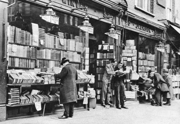 Eine Buchhandlung in der Charing Cross Road, London, 1926-1927