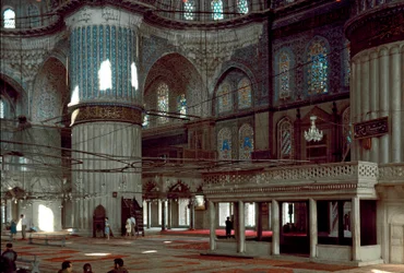 Osmanische Kunst: Innenansicht der Blauen Moschee, erbaut zwischen 1609 und 1616
