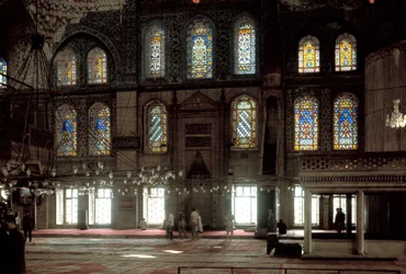 Osmanische Kunst: Innenansicht der Blauen Moschee, erbaut zwischen 1609 und 1617