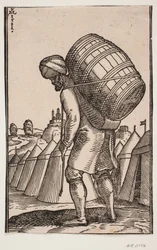 Mann, der ein Fass auf dem Rücken trägt, in einem Zeltlager