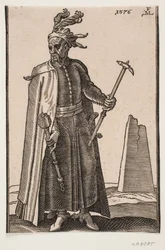 Stehender, mit Mantel bekleideter Soldat, frontal gesehen; in der rechten Hand eine Keule, in der linken eine Streitaxt; Sporen an den Fersen